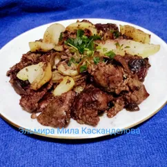 Куриная печень с яблоками и луком