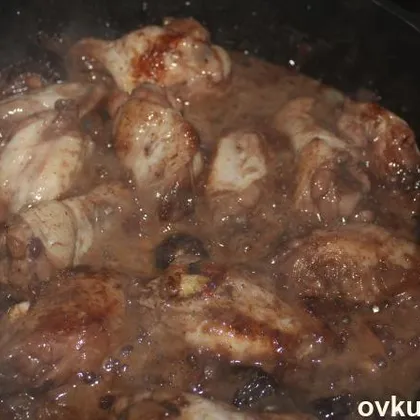 Куриные крылышки с черносливом и грецкими орехами в соусе из топинамбура на красном вине