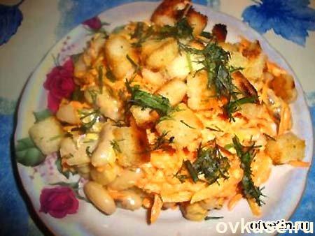 Салат с фасолью и гренками