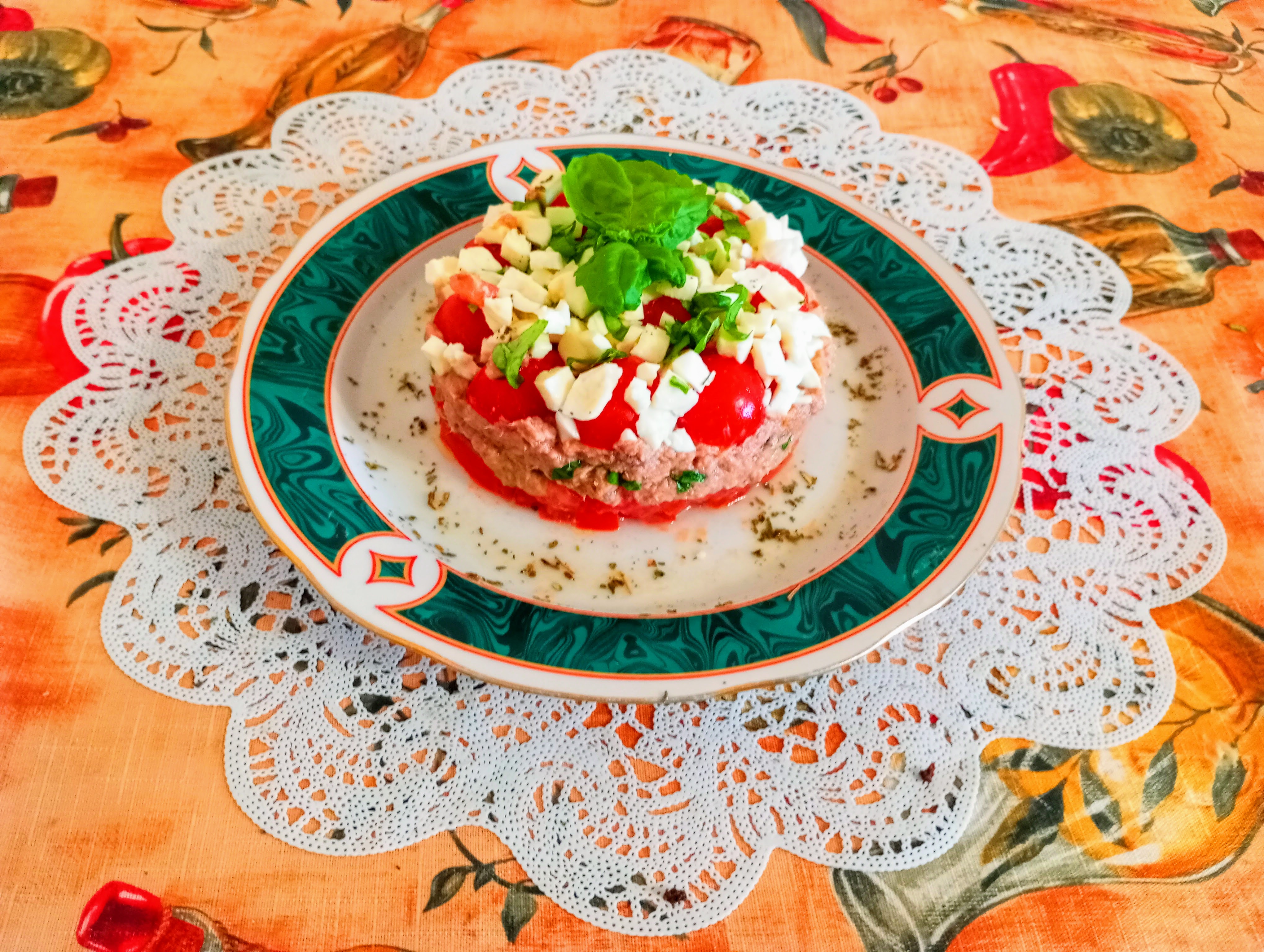 Салат с тунцом, моцареллой, помидорами и базиликом