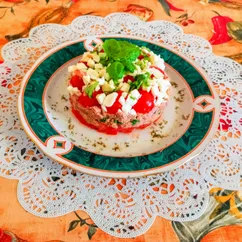 Салат с тунцом, моцареллой, помидорами и базиликом