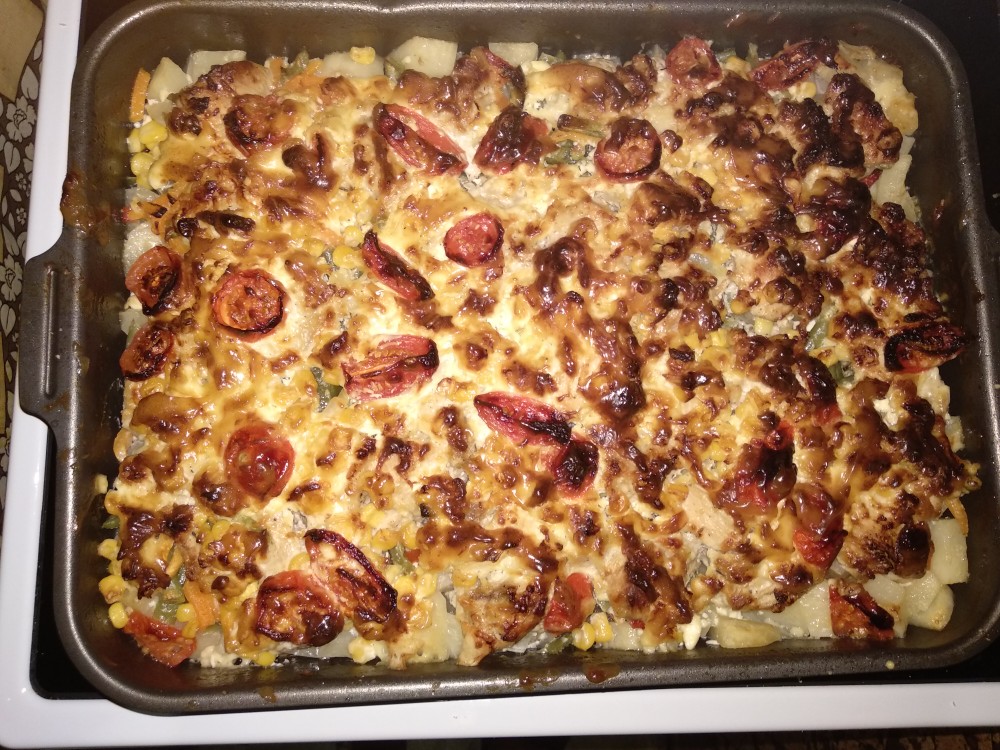 Картофель с курицей и овощами
