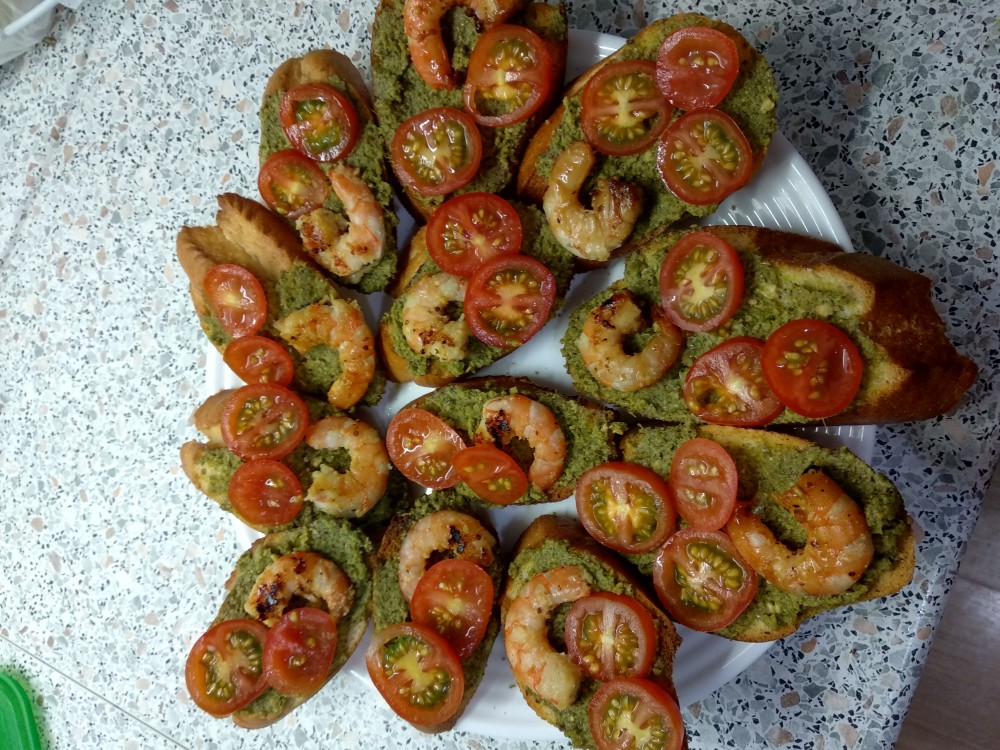 Брускетта с креветками
