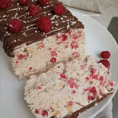 Семифреддо с малиной, миндалём и шоколадом