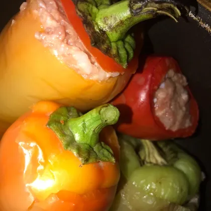 Перец фаршированный в томатно-сметанном соусе