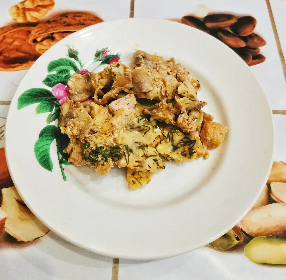 Жюльен с курицей и грибами в сметанном соусе