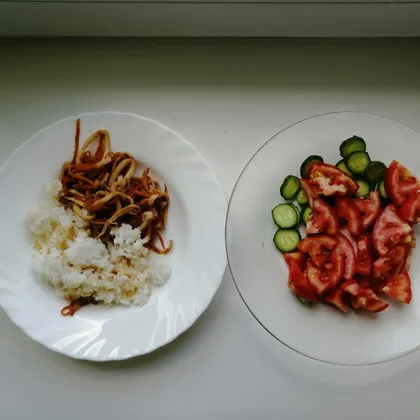 Кальмар с рисом и овощным салатом