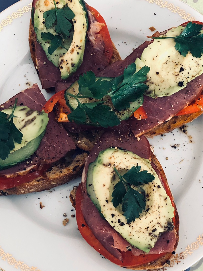 Брускетта с мяском и авокадо