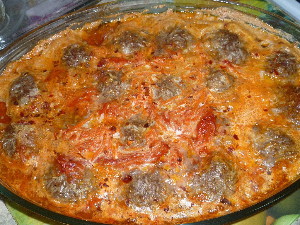 Тефтели с рисом в томатно-сметанном соусе запеченные в духовке - рецепт с фото