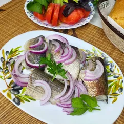Маринованная рыба с луком