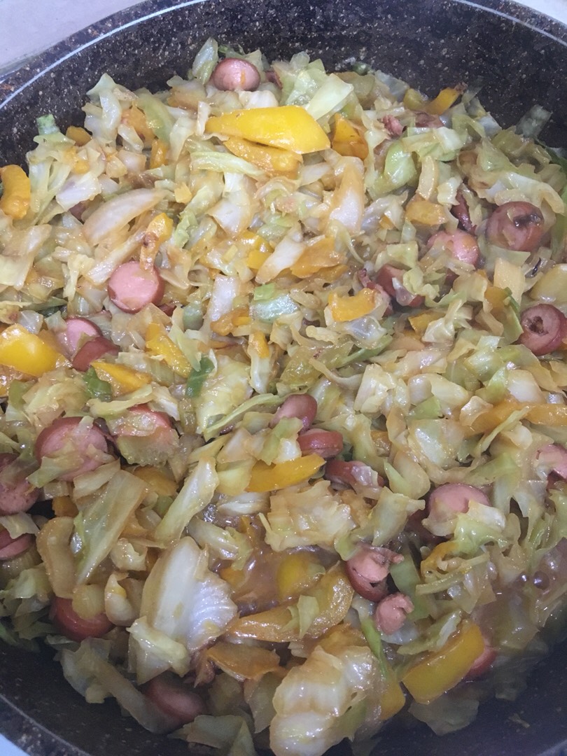 Капуста тушеная с сосисками и овощами