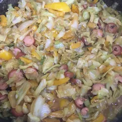 Капуста тушеная с сосисками и овощами