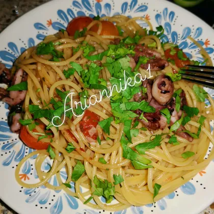 Спагетти с острым осьминогом и черри