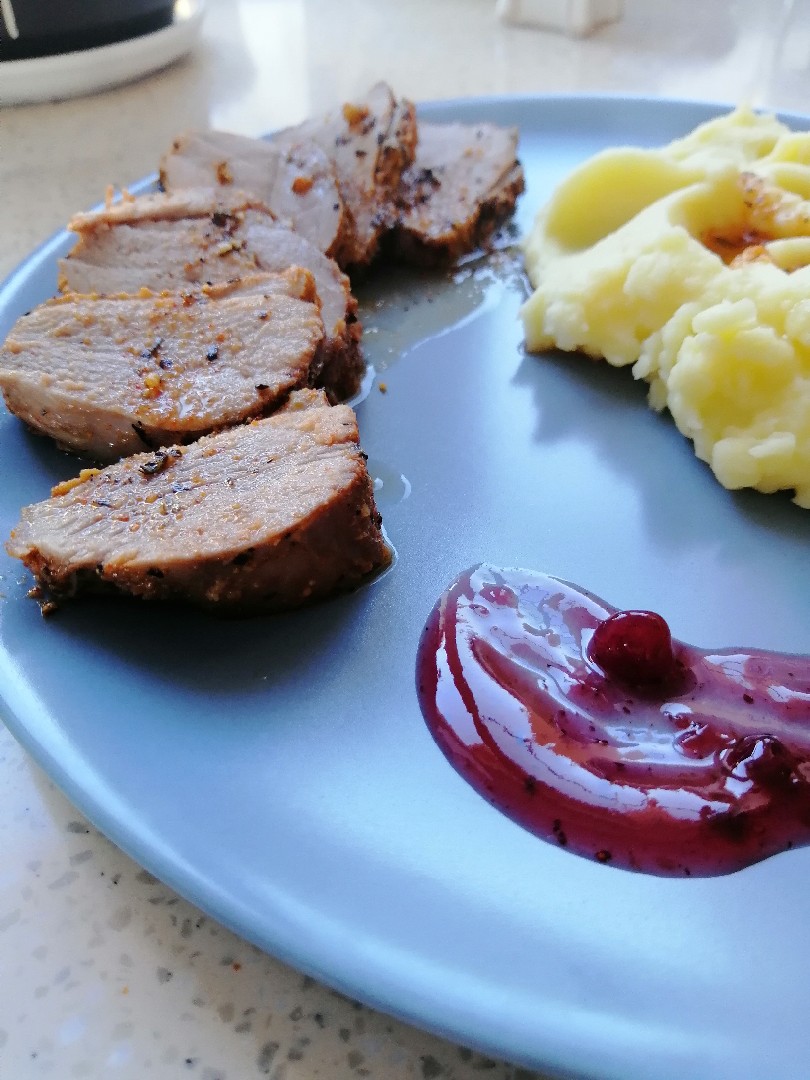 Утка с яблоками и брусничным соусом , пошаговый рецепт на ккал, фото, ингредиенты - НастяСан
