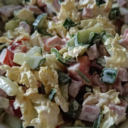 Салат с пекинской капустой, помидорами, огурцами и копчёной колбасой