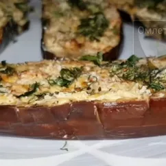 Запечённые баклажаны с сыром и чесноком