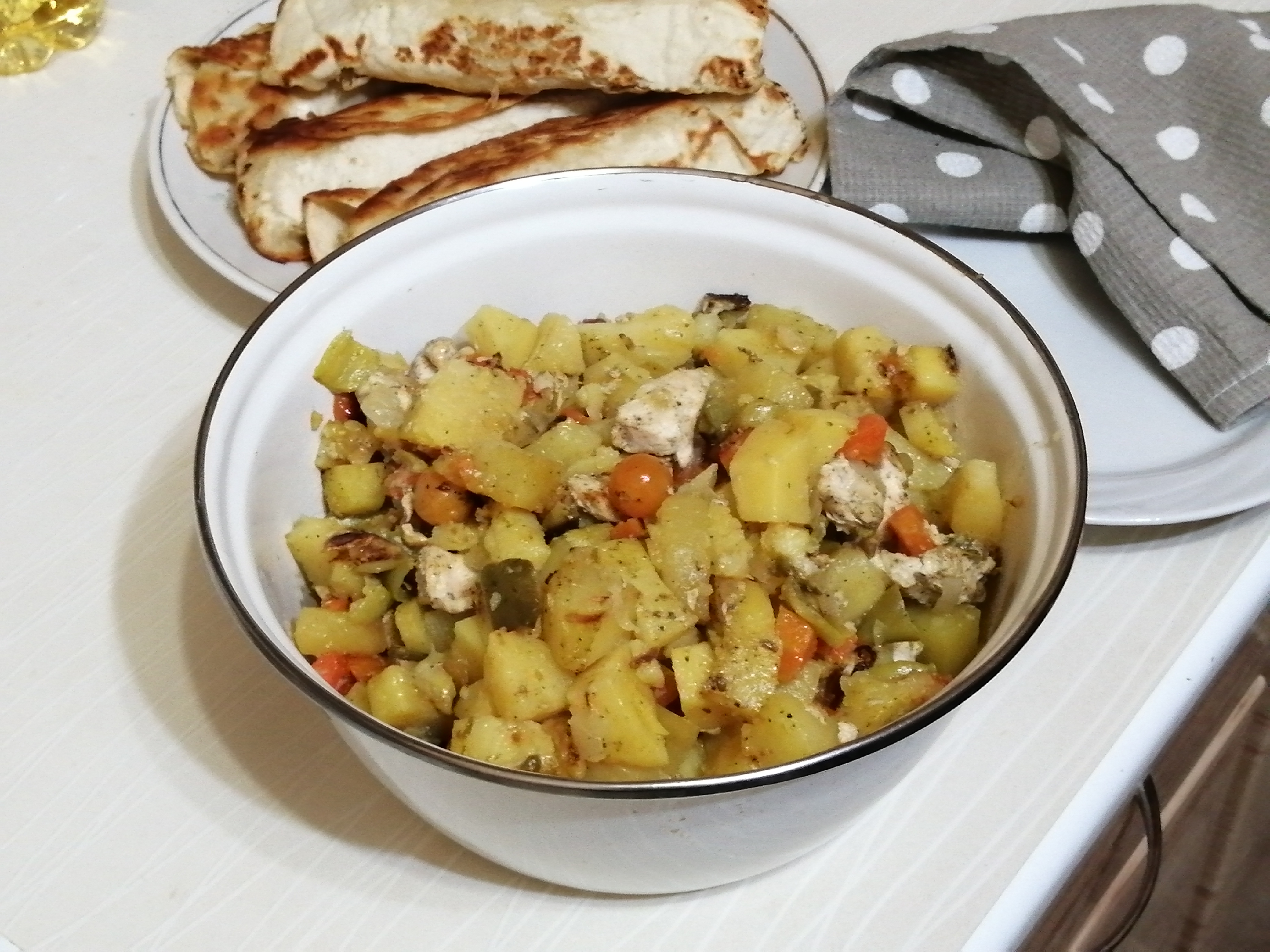 Картофель с куриной грудкой и овощами в духовке