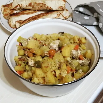 Картофель с куриной грудкой и овощами в духовке