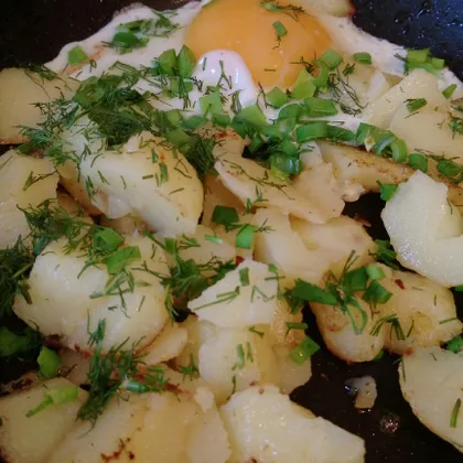 Картошечка отварная жареная с яйцом