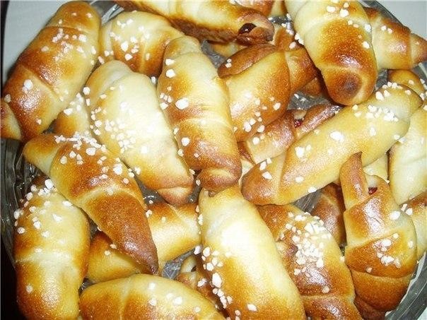 Рогалики со сгущенкой без дрожжей: пошаговый рецепт