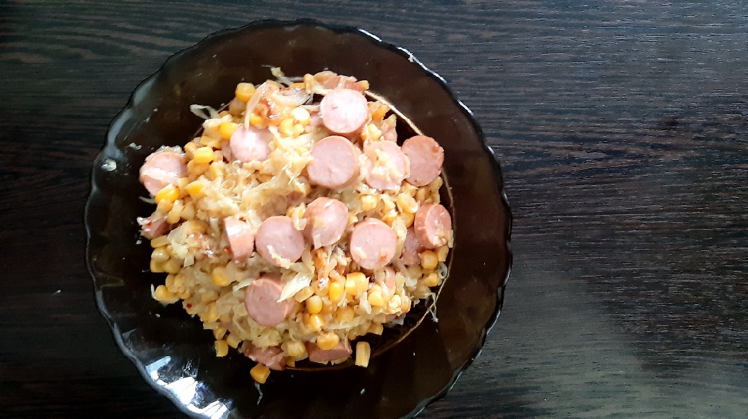 Сосиски с капустой и кукурузой