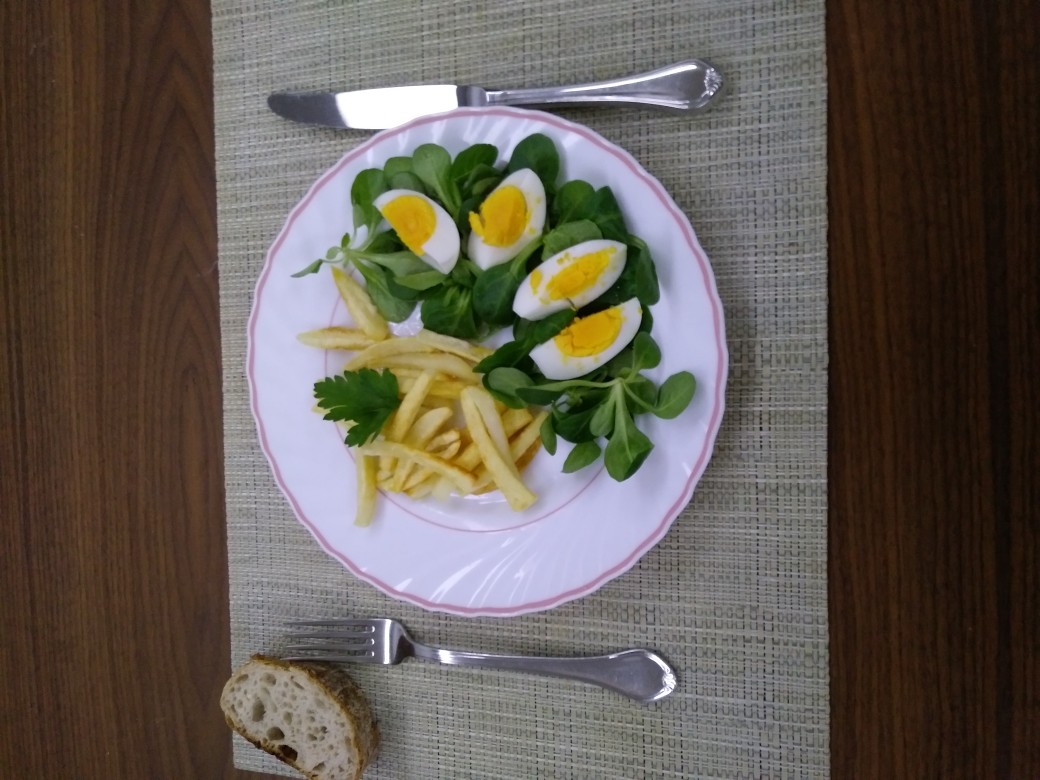 Жаренный картофель с салатом и яйцом