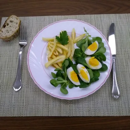Жаренный картофель с салатом и яйцом