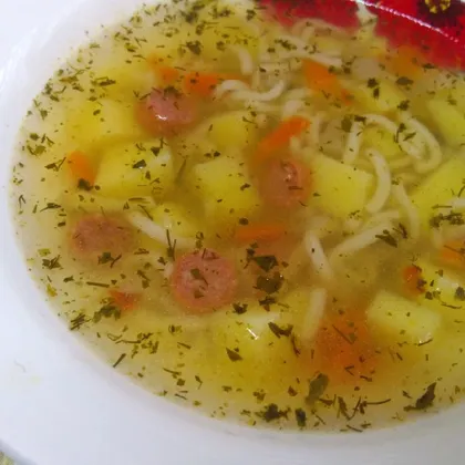 Суп из лапши быстрого приготовления и миниколбасок