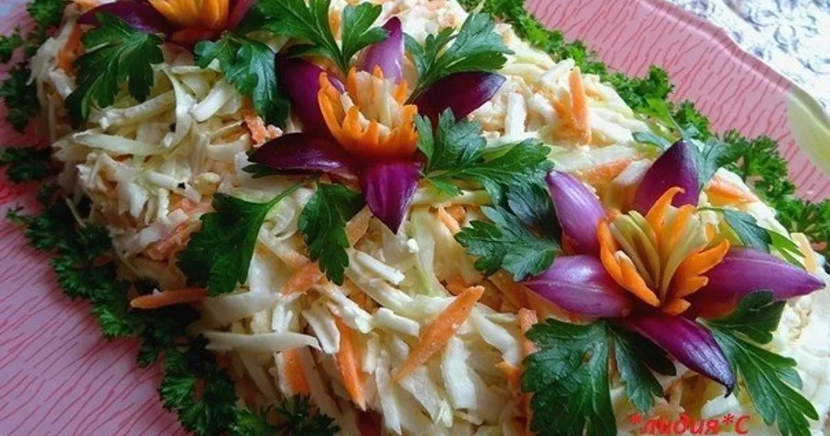 Салат цезарь. Незабываемый салат с курицей, колбасным сыром, пекинской капустой и сухариками.