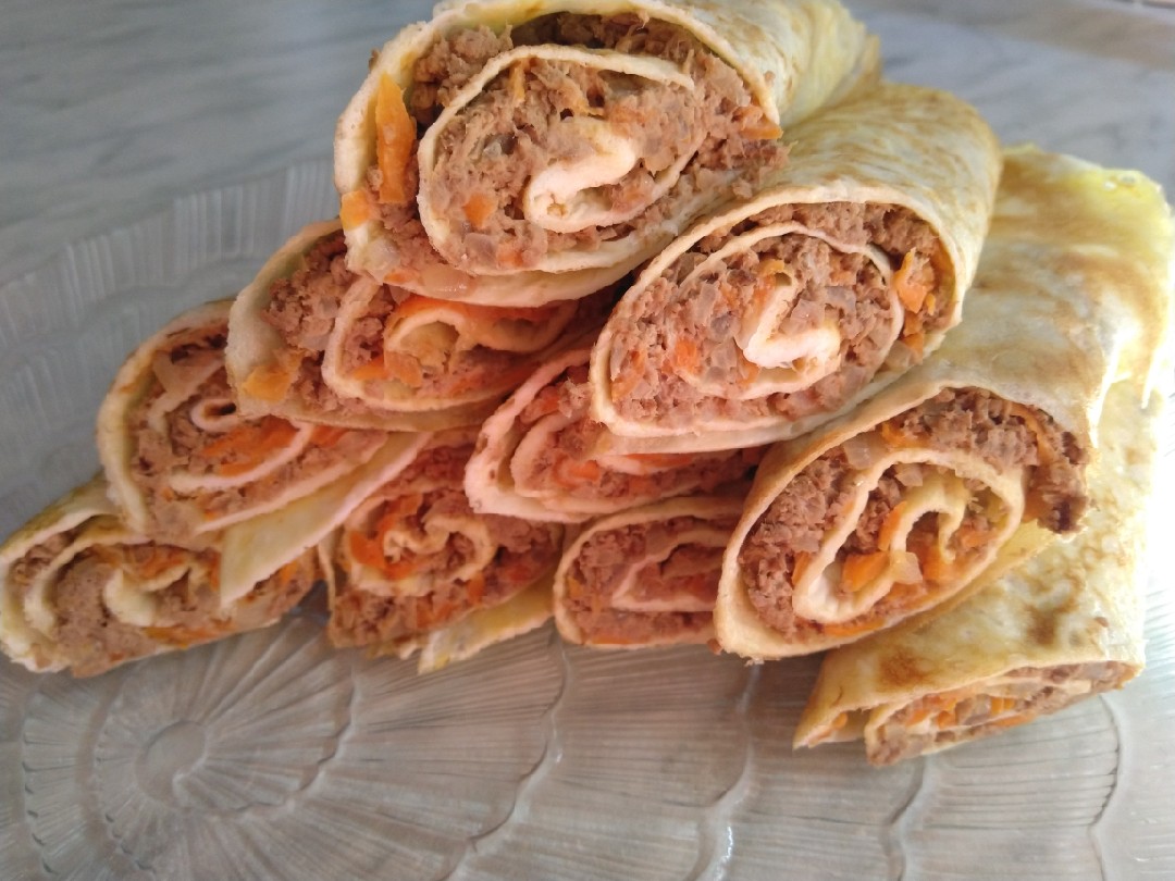 Омлетные трубочки с мясной начинкой