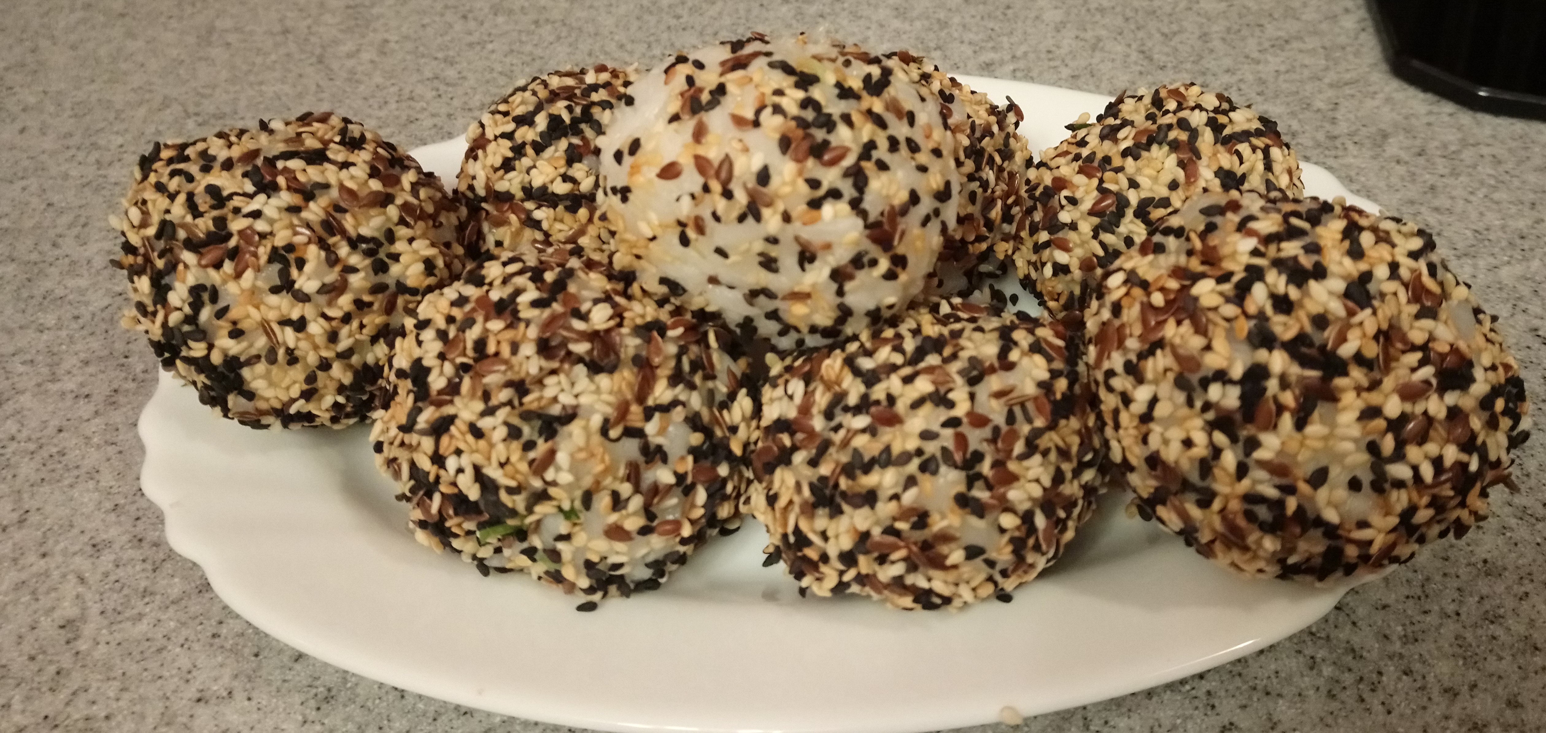 Рисовые шарики "Онигири" с огурцом в кунжутной обсыпке #чемпионатмира 
 #япония