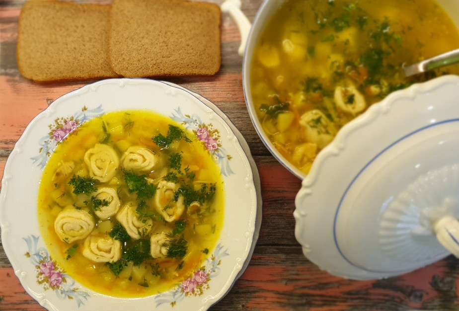 Куриный суп с чесночными рулетиками