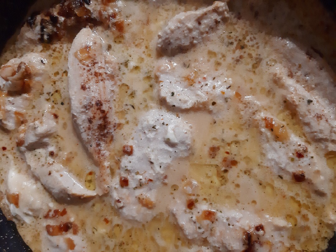 Куриное филе на луково-сырной подушке в сливочно-хреновом соусе