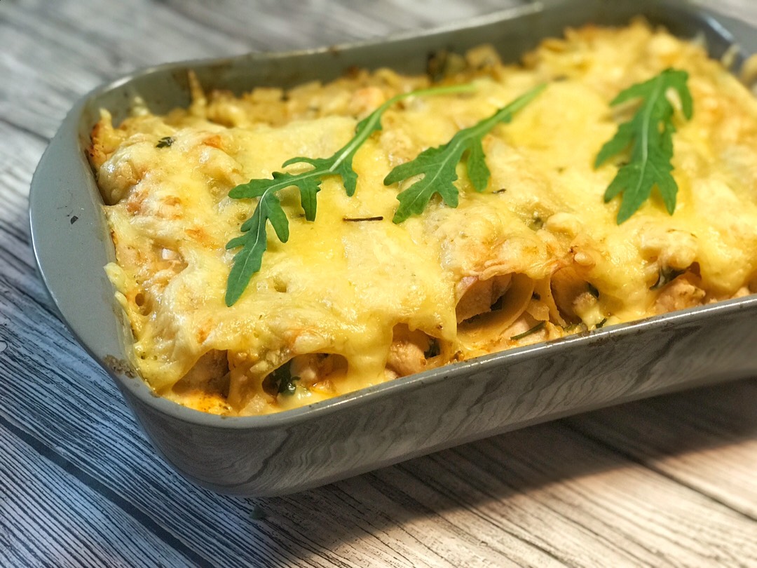 Каннеллони с курицей под сливочным соусом