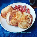 Гренки с яйцом и жареными сосисками 