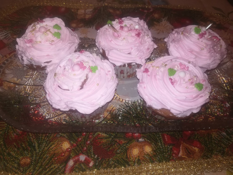 Кексы с начинкой и взбитыми сливками