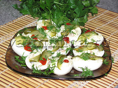 Вкусные фаршированные яйца с селедкой