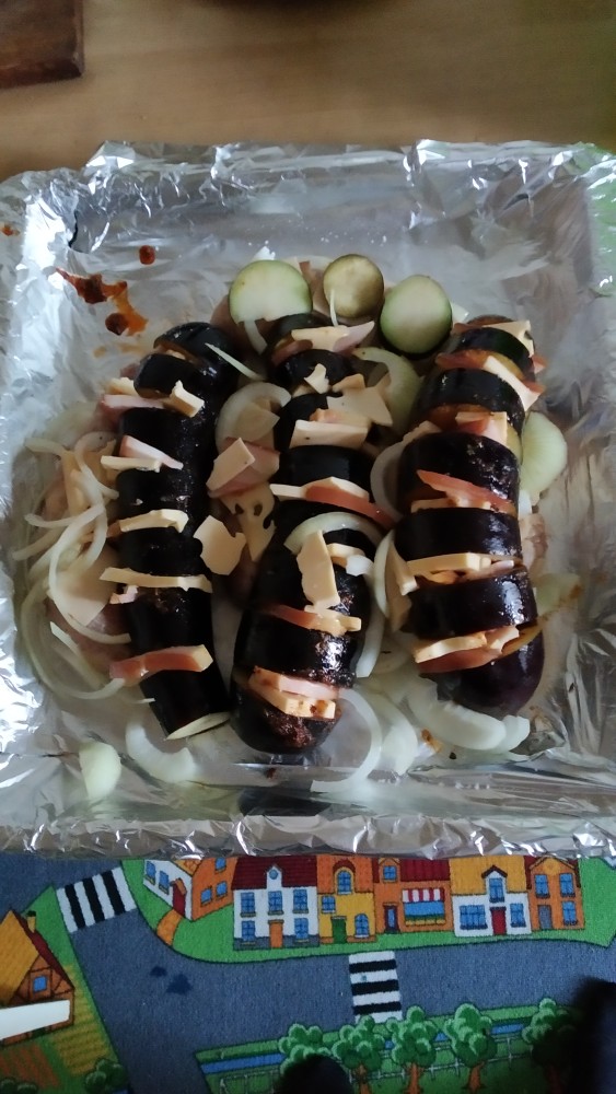 Холостяцкие запечённые баклажаны, да с колбасками, чтоб посытнее