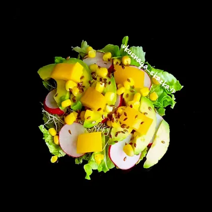 Raw Овощной салат с проростками и семенами