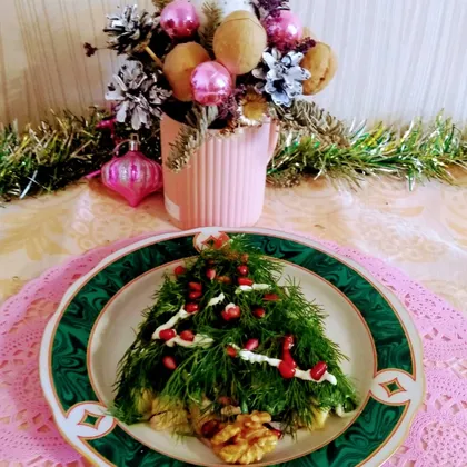 Новогодний салат овощной с курицей черносливом и яблоком