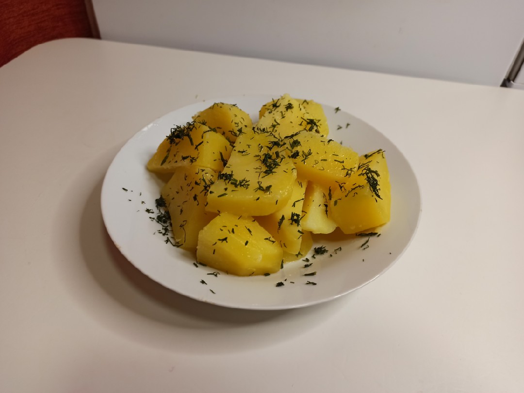 Молодая картошка с маслом и укропом