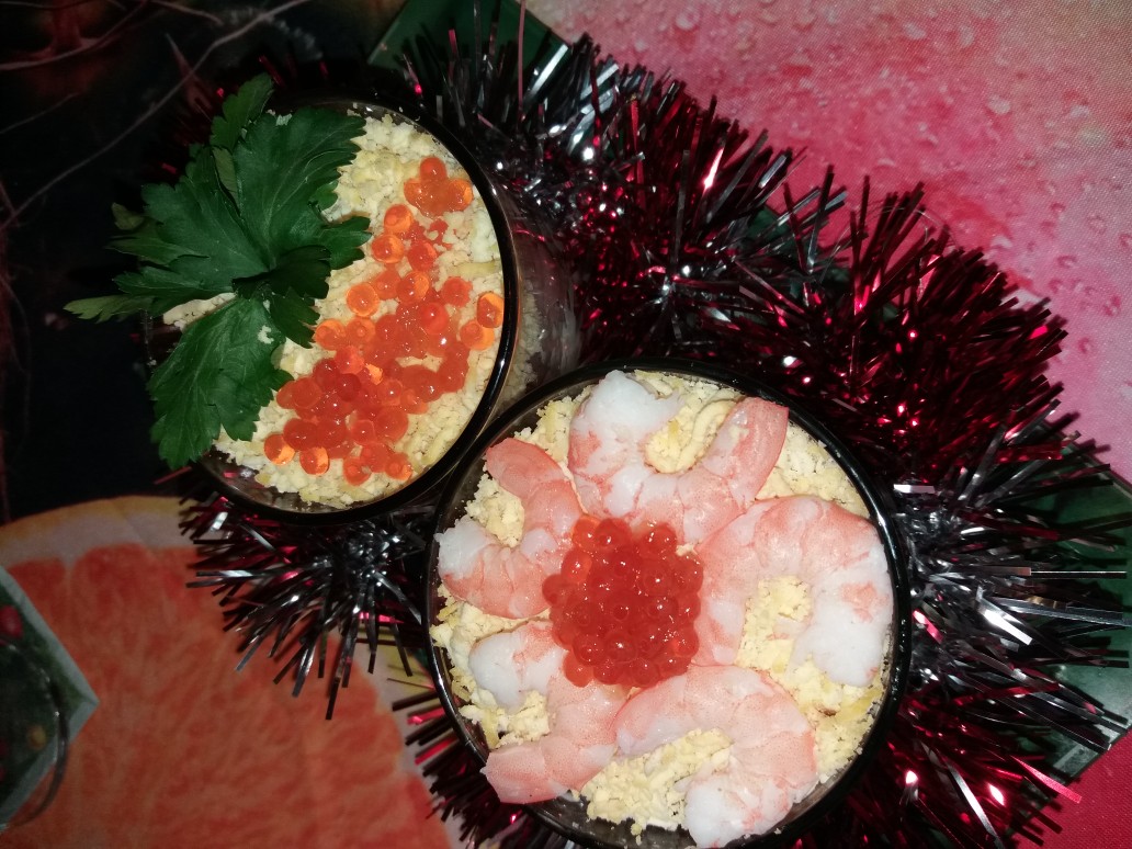 Салаты с креветками и красной икрой на Новый Год - рецепты с фото
