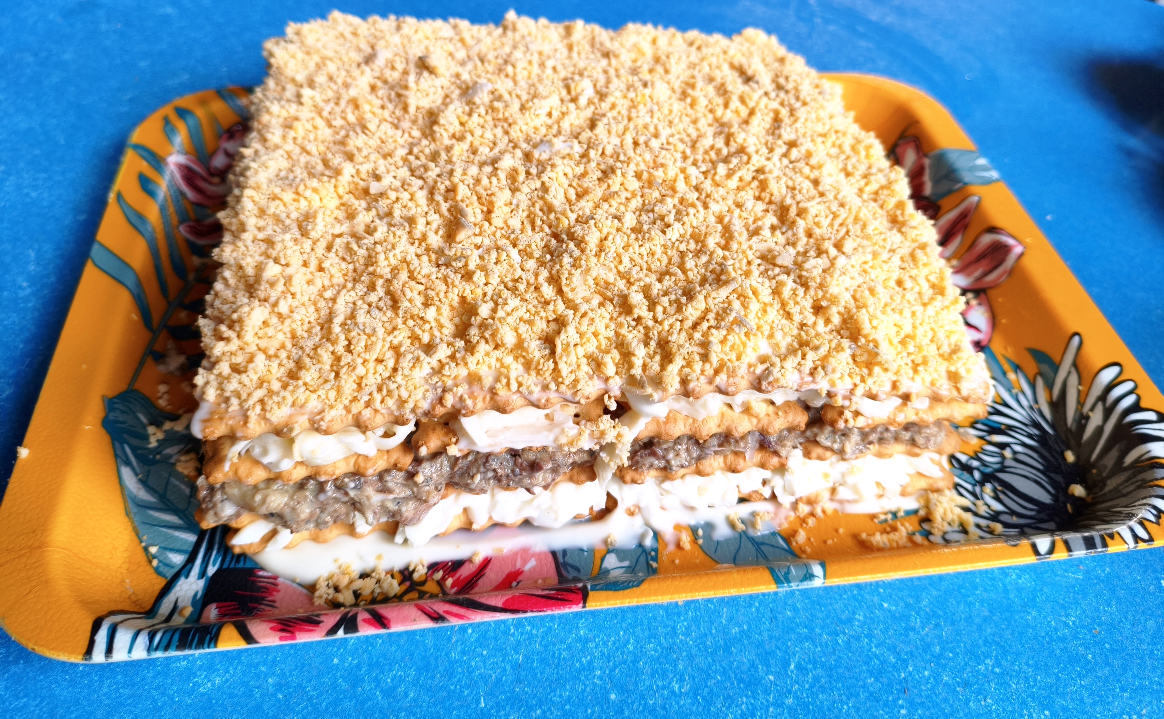 Закусочный торт-салат из крекеров с рыбными консервами