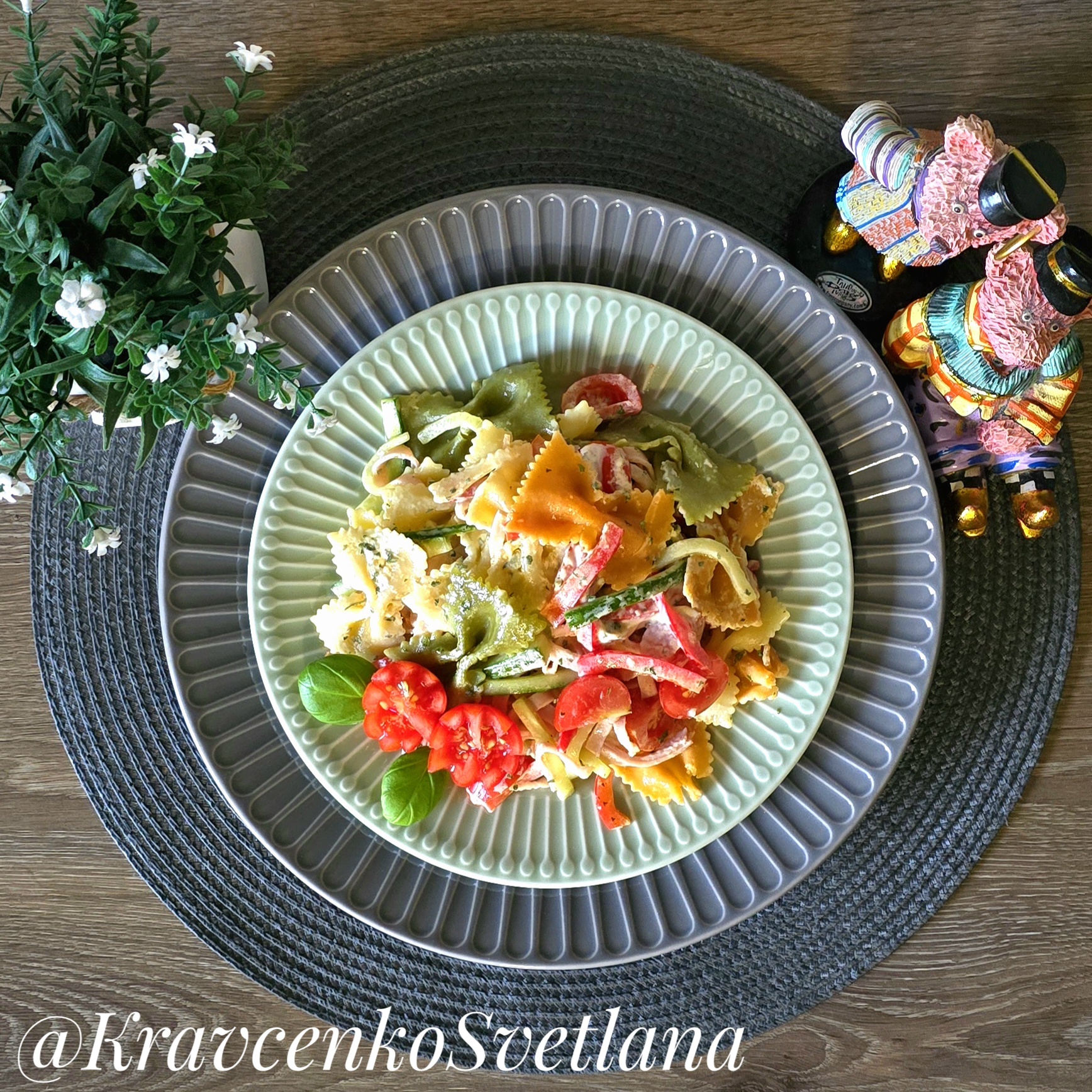 Салат с макаронами и ветчиной