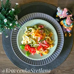 Салат с макаронами и ветчиной