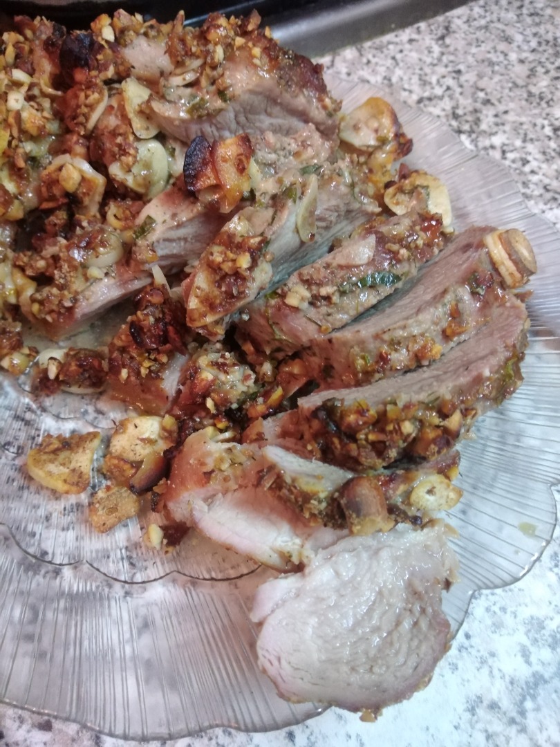 Новогодняя свинина в чесночных лепестках и орехах