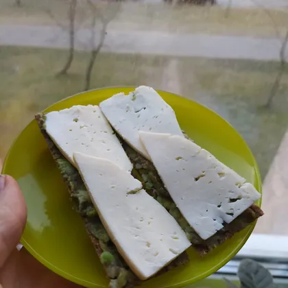 Бутерброд с авокадо и сыром