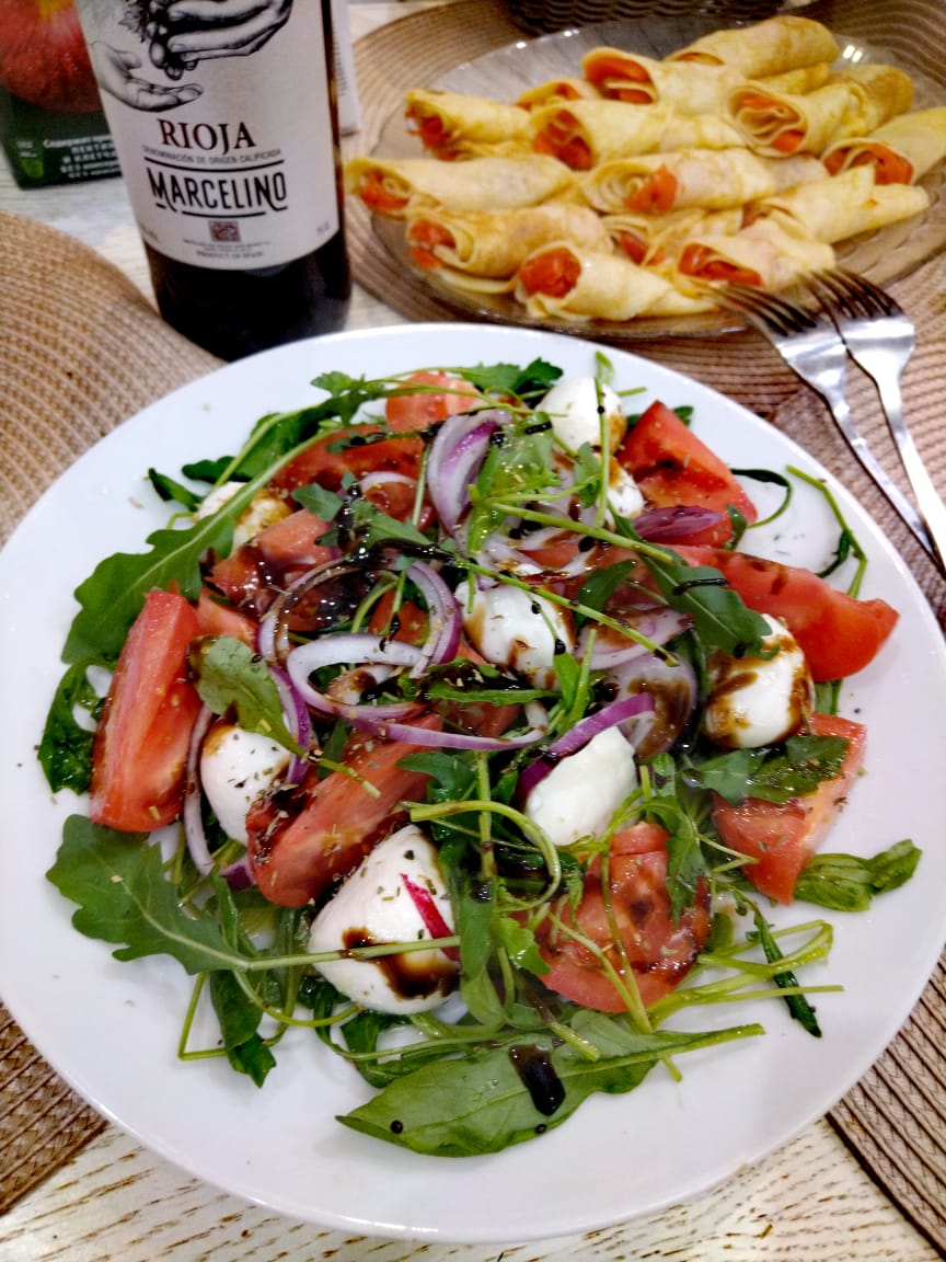 Салат с моцареллой, рукколой и помидорами