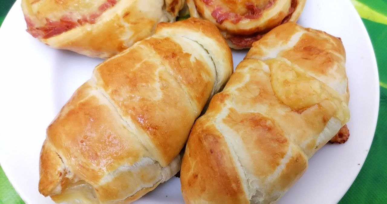 Сосиски с сыром в слоёном тесте