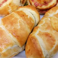 Сосиски с сыром в слоёном тесте